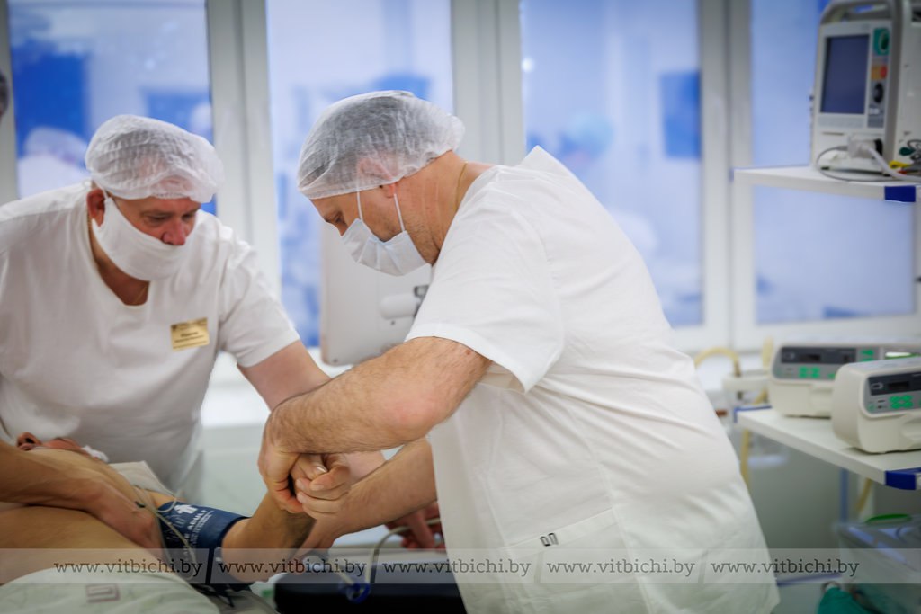 <a href="https://new2.voksc.by/index.php/home/novosti/21-oktyabrya-vpervye-v-respublike-belarus-vypolnena-unikalnaya-operatsiya-po-lecheniyu-podkovoobraznogo-svishcha-pryamoj-kishki-s-primeneniem-lazera-fibrinovogo-kleya-i-prp-tekhnologii" style="color:#FFFFFF; text-decoration:none;">Применение лазера, фибринового клея и PRP-технологии</a>